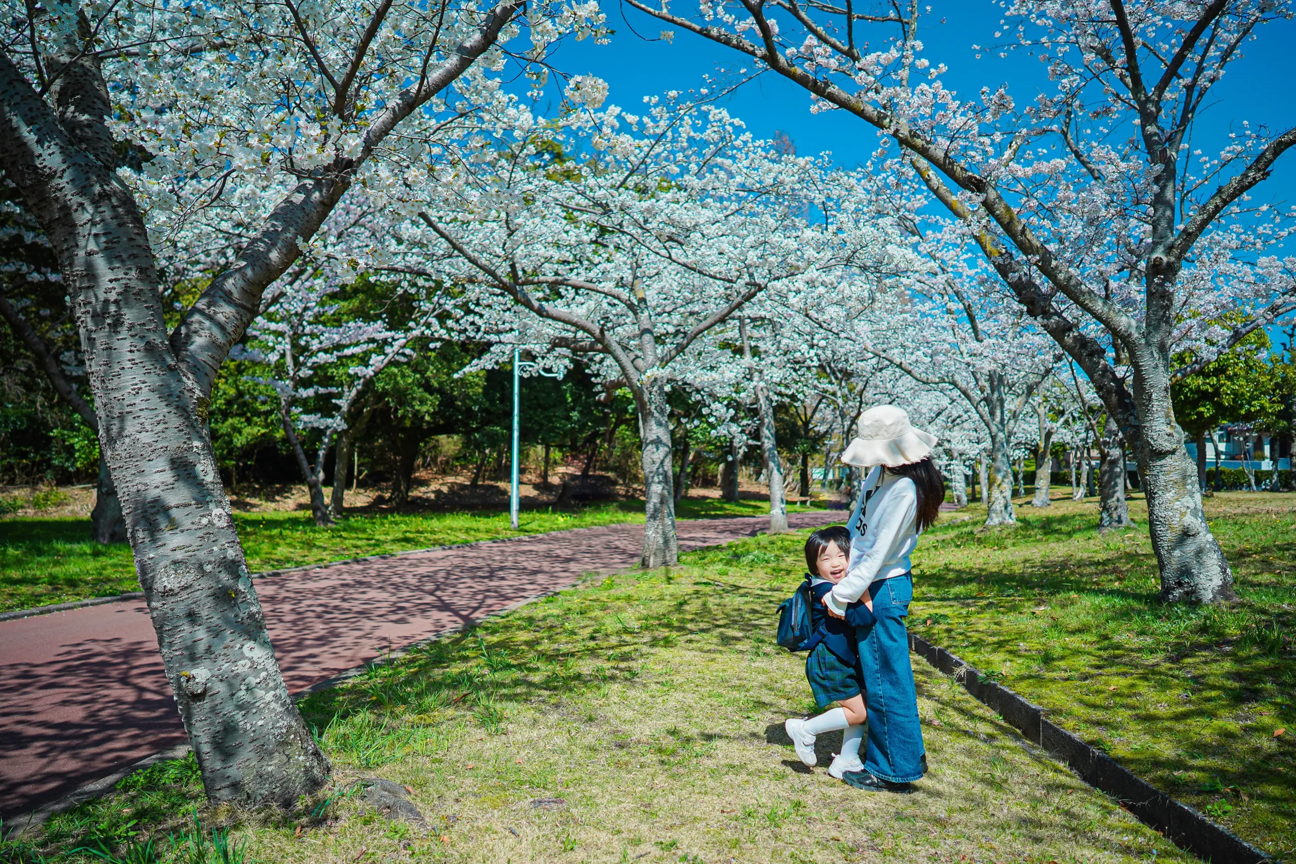ロケーション撮影に特化した堺市にある写真館FYS Photographyで桜を背景に入園入学の写真撮影