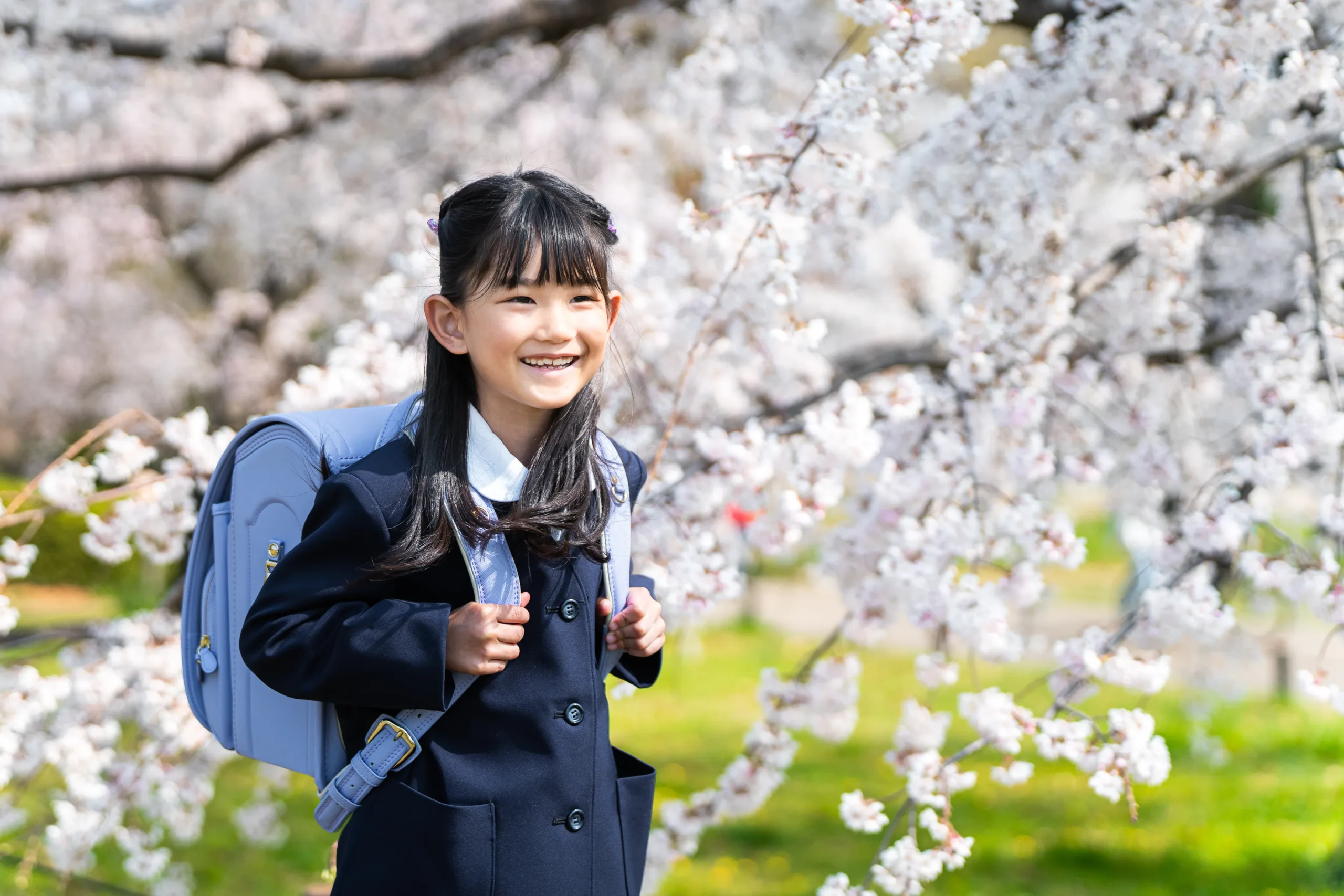 ロケーション撮影に特化した堺市にある写真館FYS Photographyで桜を背景に入園入学の写真撮影