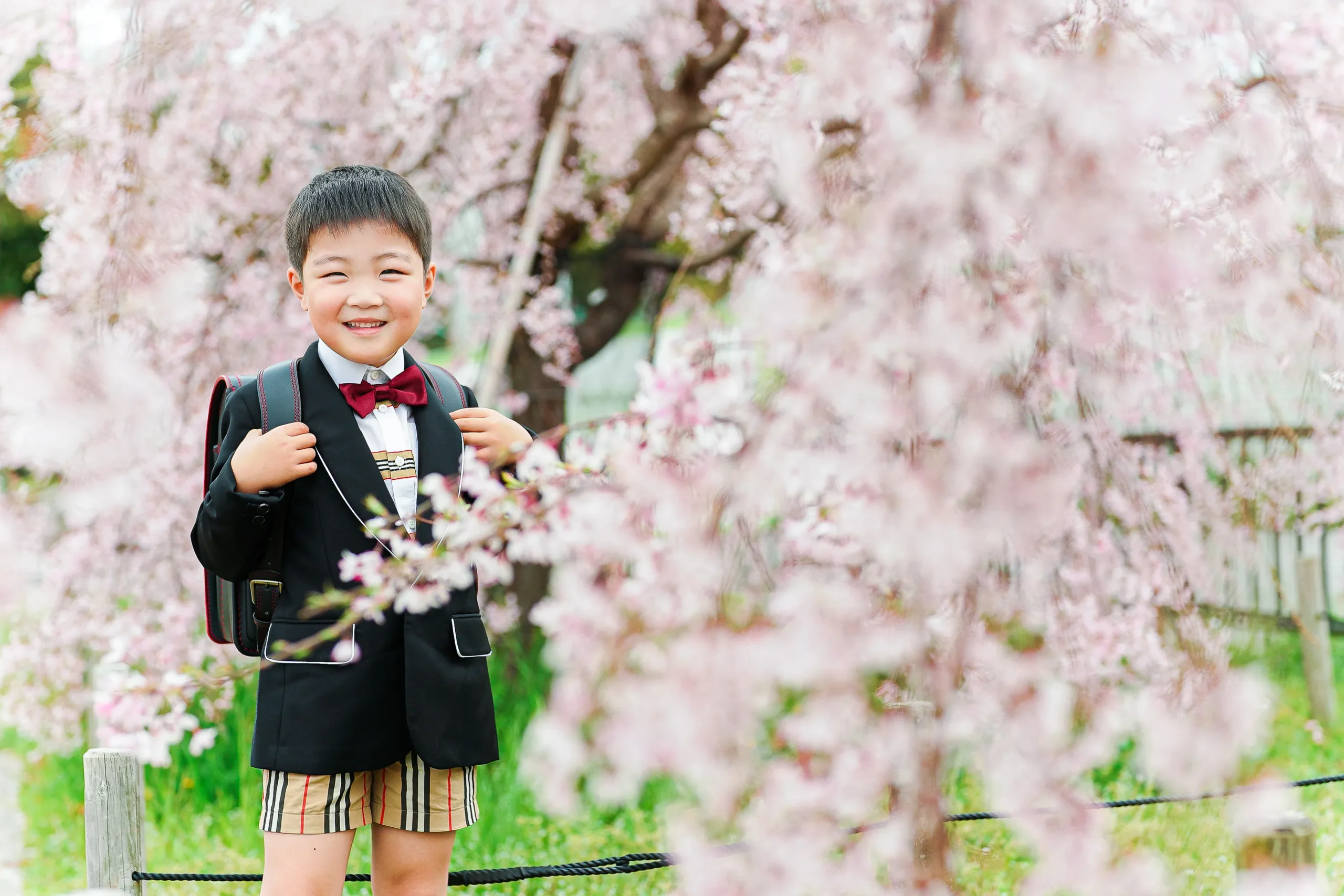 ロケーション撮影に特化した堺市にある写真館FYS Photographyで桜を背景に入学の写真撮影