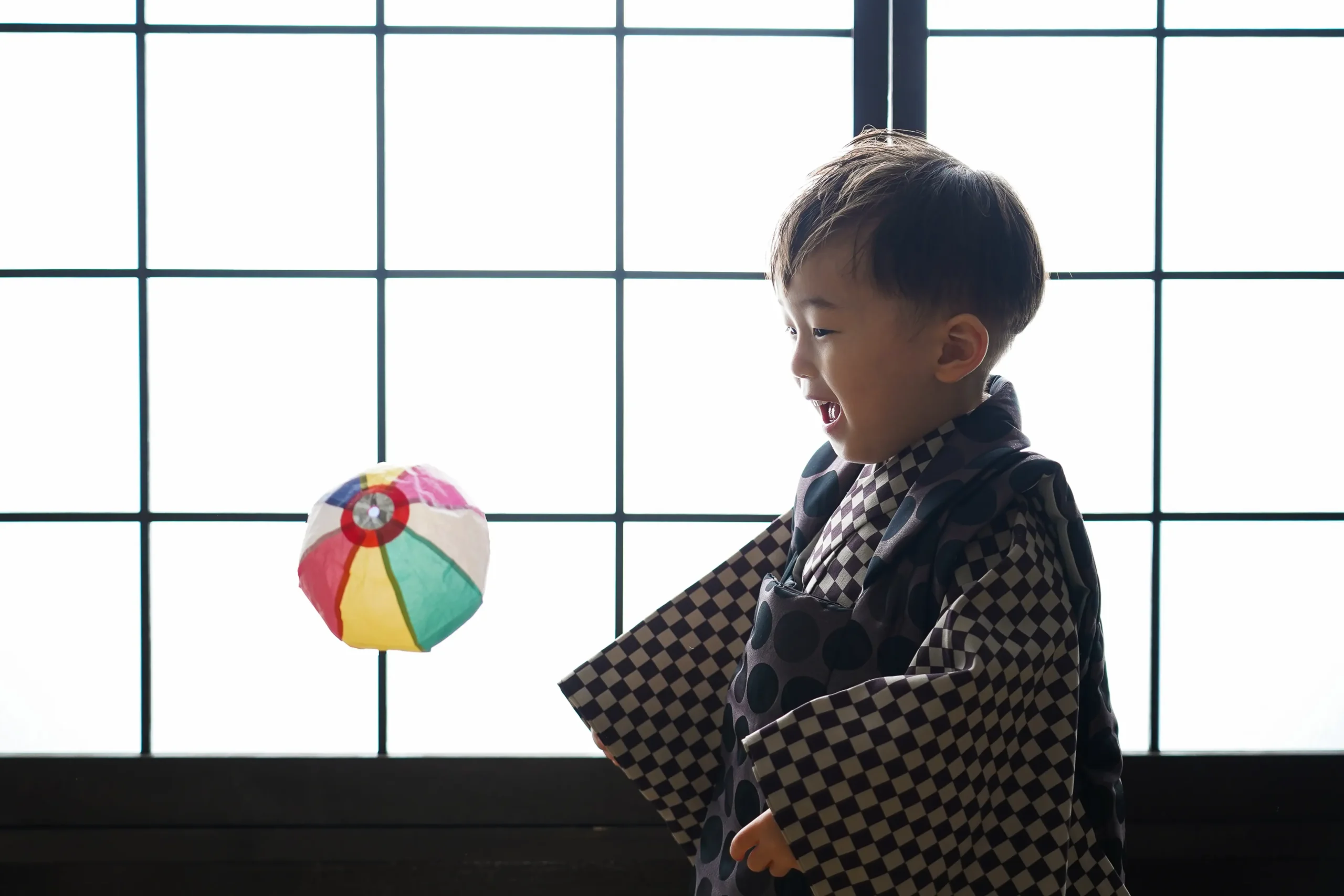ロケーション撮影と出張撮影に特化した大阪府堺市にあるフォトスタジオ。FYS Photographyの七五三写真撮影は笑顔と綺麗さに拘りを持っている写真館です。七五三のスタジオ写真に拘りたいならフィスフォトグラフィーへ