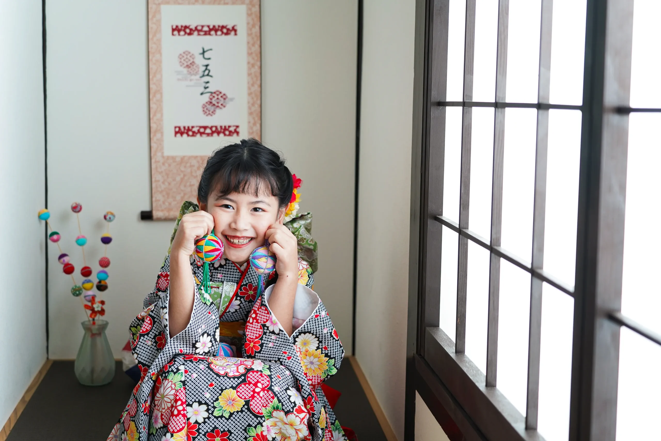 ロケーション撮影と出張撮影に特化した大阪府堺市にあるフォトスタジオ。FYS Photographyの七五三写真撮影は笑顔と綺麗さに拘りを持っている写真館です。七五三のスタジオ写真に拘りたいならフィスフォトグラフィがおすすめです。